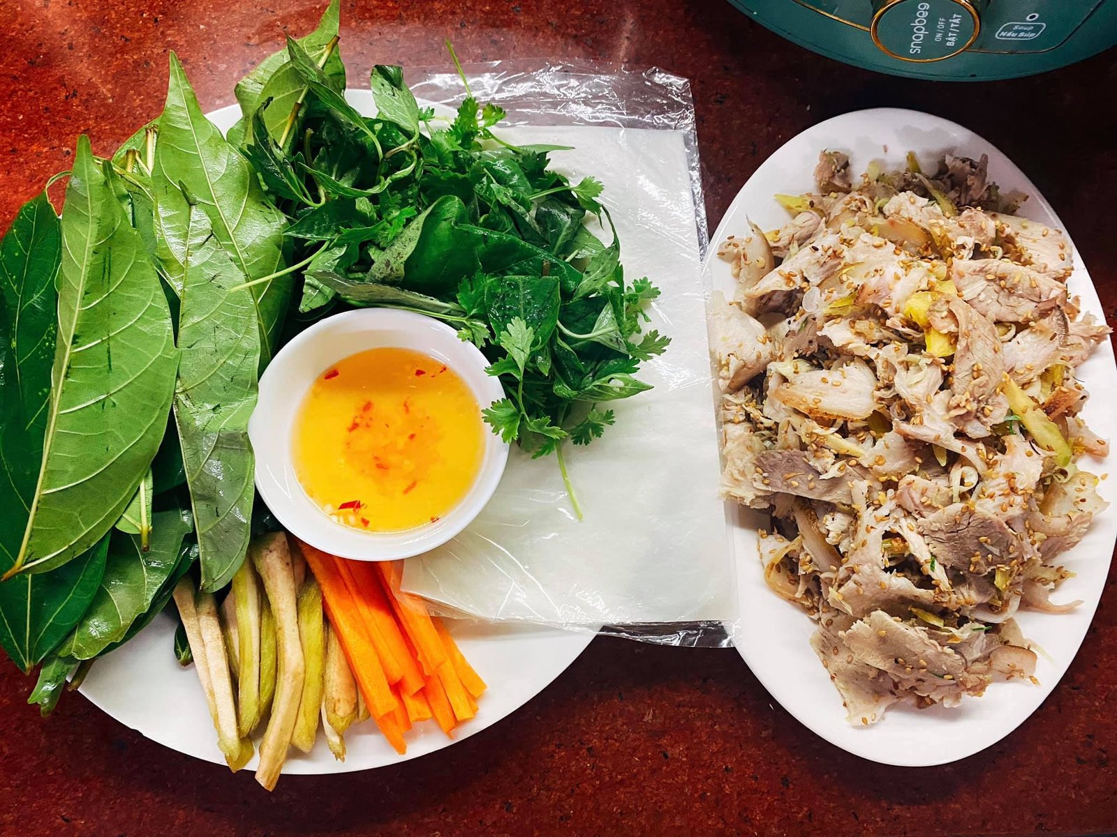 Món nem tên lạ làm từ chân giò thui rơm, thơm 'nức xóm' ở Ninh Bình