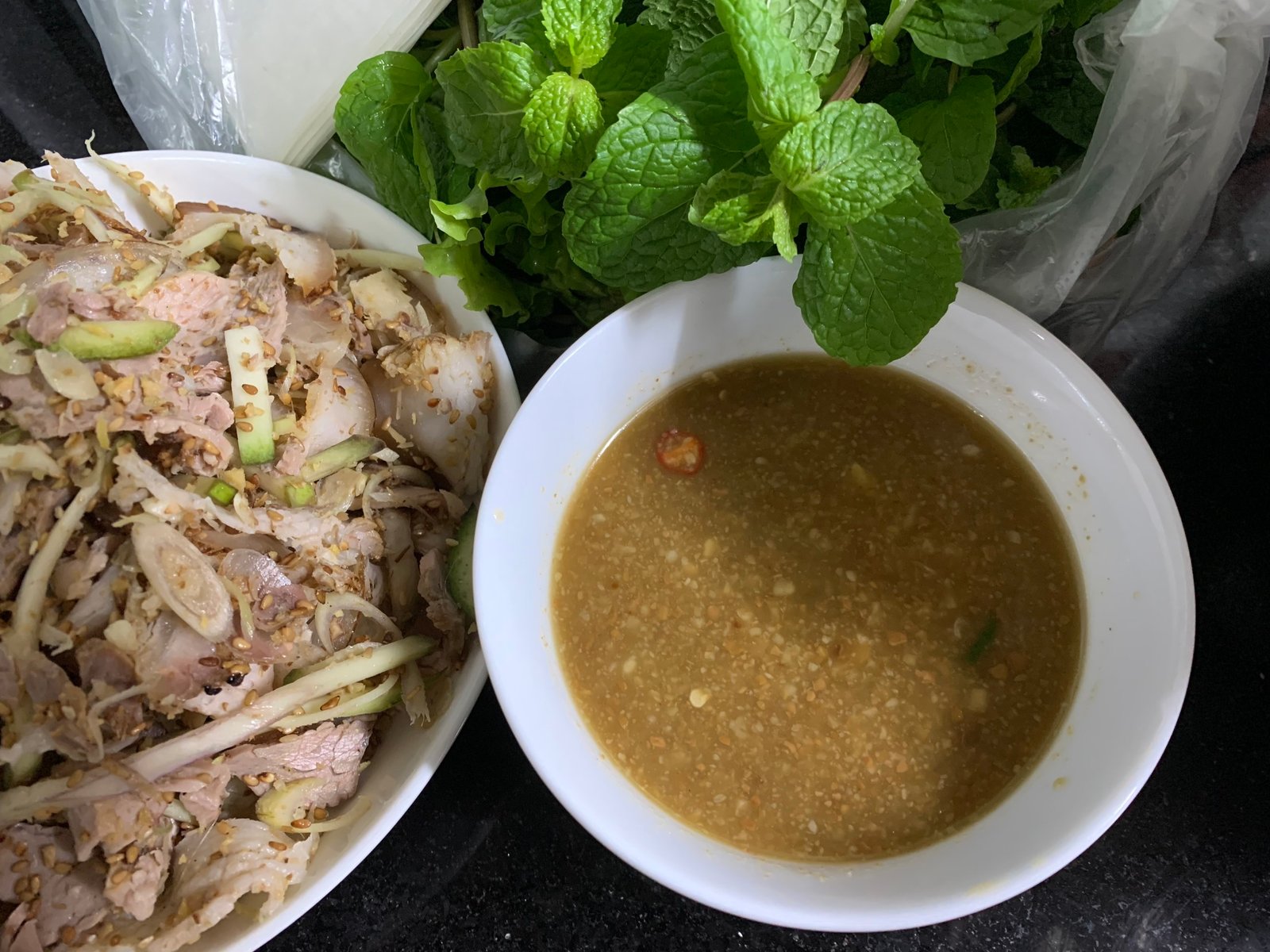 Món nem tên lạ làm từ chân giò thui rơm, thơm 'nức xóm' ở Ninh Bình