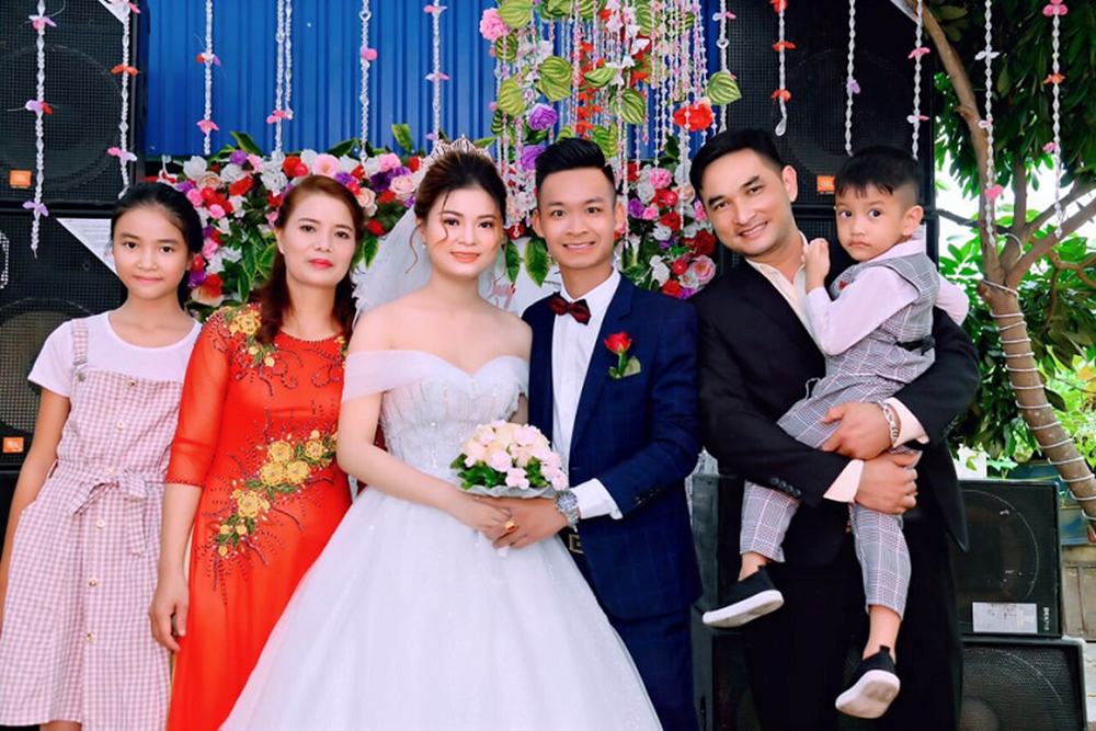 Sinh năm 1981 đã lên chức ông ngoại, ngày cưới cô dâu phải để bố ngồi xuống chụp ảnh, tránh nhầm với... chú rể-3