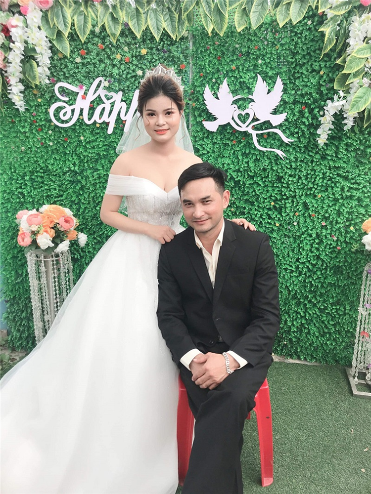 Sinh năm 1981 đã lên chức ông ngoại, ngày cưới cô dâu phải để bố ngồi xuống chụp ảnh, tránh nhầm với... chú rể-1