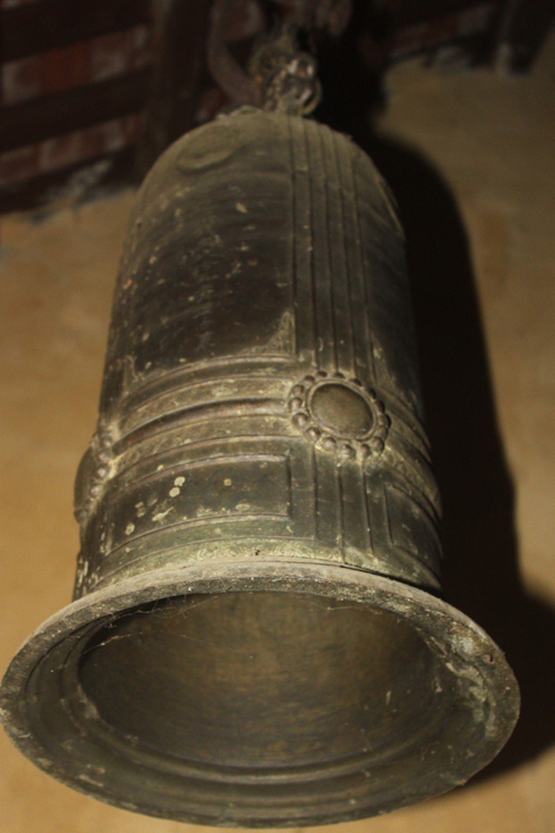 Chuông đồng cổ trong đền. 