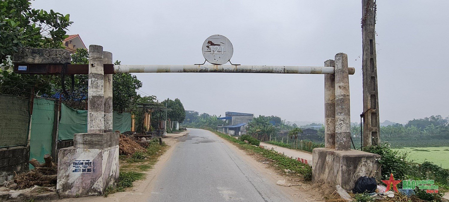 Bất cập từ những barie hạn chế tải trọng trên đê hữu sông Đào