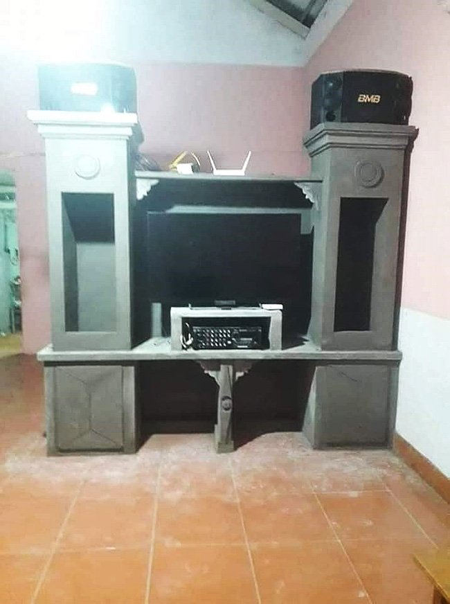 Gia đình "chơi trội" xây hẳn chiếc tủ tivi bằng xi măng, ai trông thấy cũng hết hồn tưởng... lăng mộ - Ảnh 2.