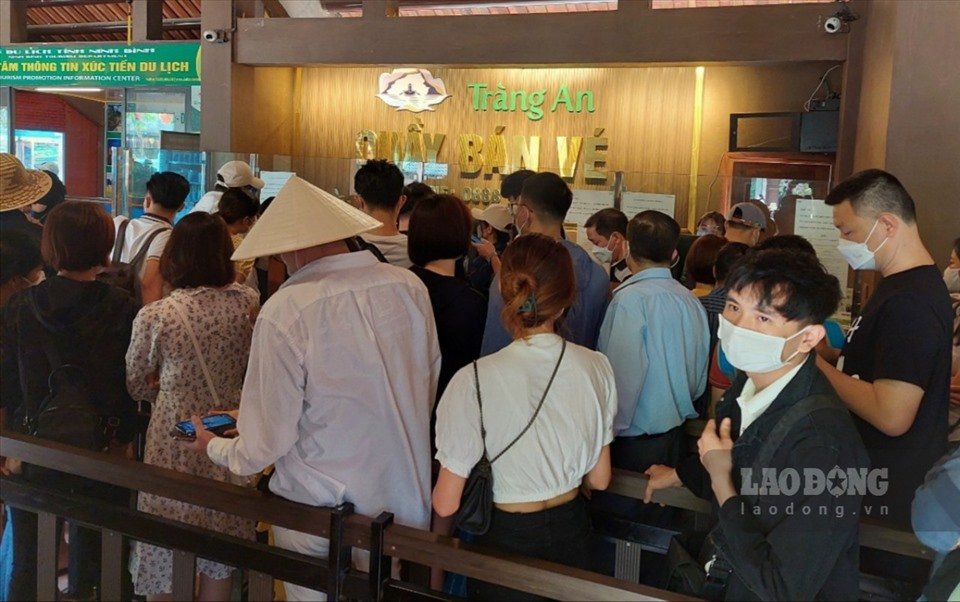 Tại Khu du lịch sinh thái Tràng an, từ sáng sớm, hàng nghìn du khách đã xếp hàng để mua vé xuống thuyền tham quan. Ảnh: NT