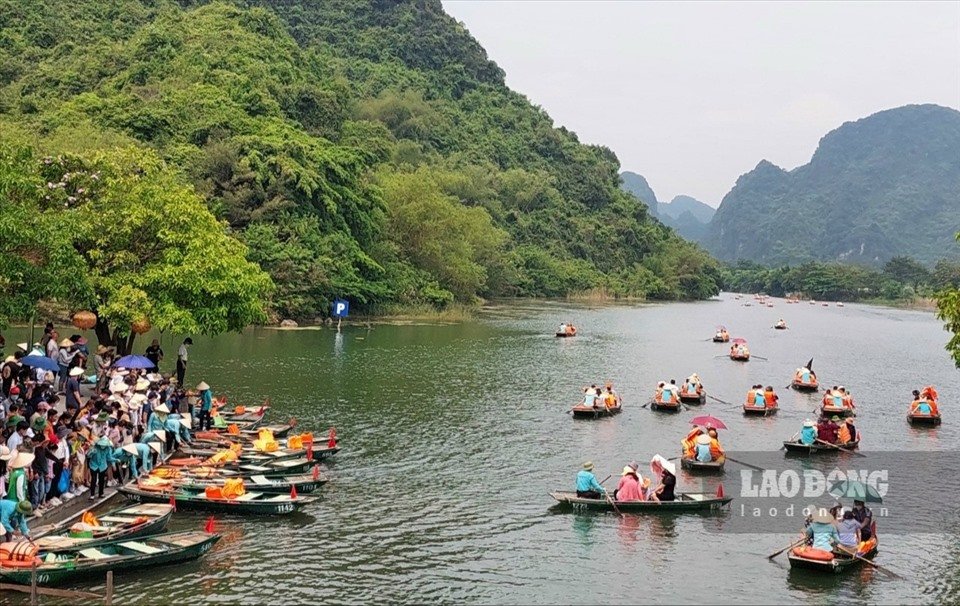 Khu vực bến thuyền Tràng An luôn chật cứng người, Ban quản lý khu du lịch này phải tăng cường lực lượng để bán vé và sắp xếp cho du khách xuống thuyền một cách an toàn. Ảnh: NT