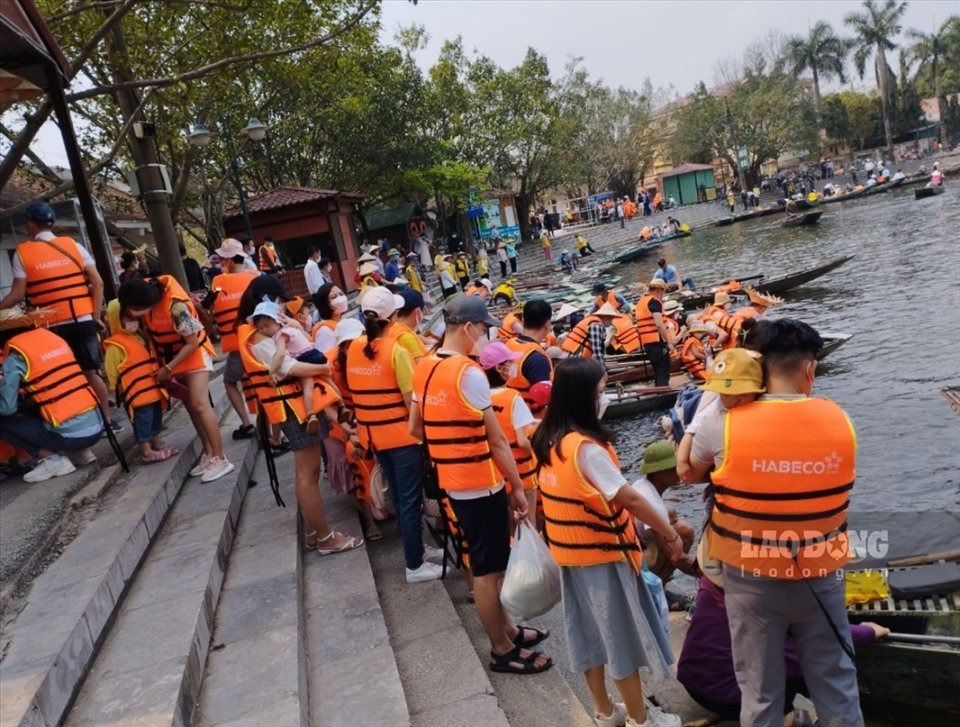 Khu vực bến thuyền Tam Cốc - Bích Động luôn chật cứng người. Ảnh: NT