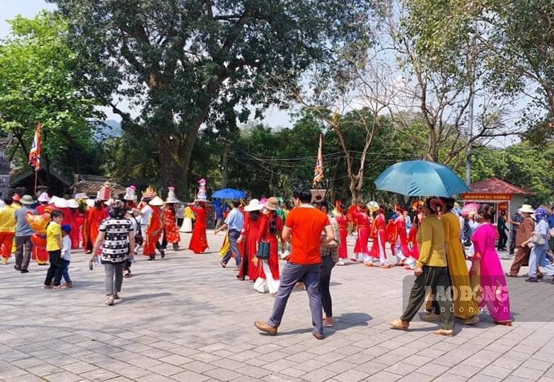 Khách du lịch đến tham quan tại Khu di tích Cố đô Hoa Lư. Ảnh: Nt