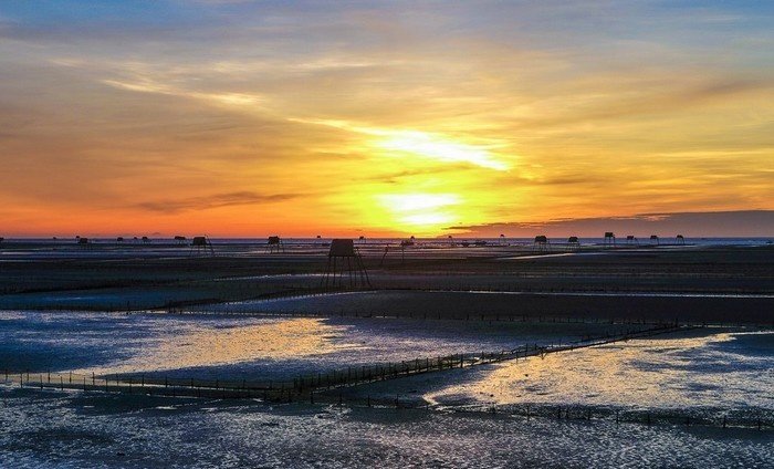 Vầng dương đỏ ngoi lên từ đáy biển Vầng dương đỏ ngoi lên từ đáy biển