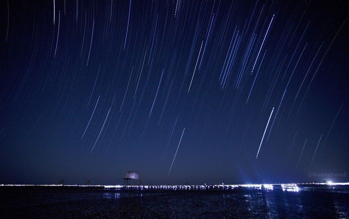 Như sao rơi đêm đan lưới biển sâu Như sao rơi đêm đan lưới biển sâu