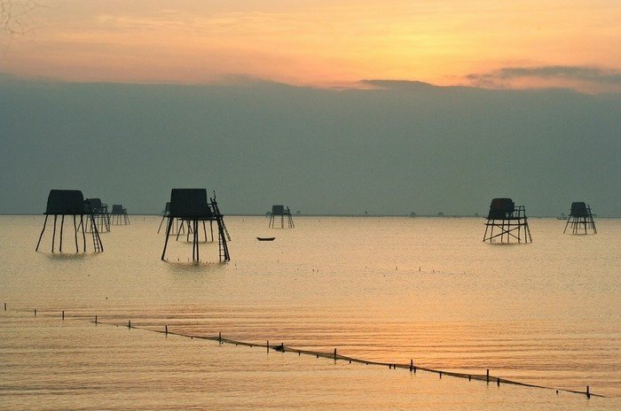 Biển mênh mông lặng sóng, thẫm màu xanh Biển mênh mông lặng sóng, thẫm màu xanh