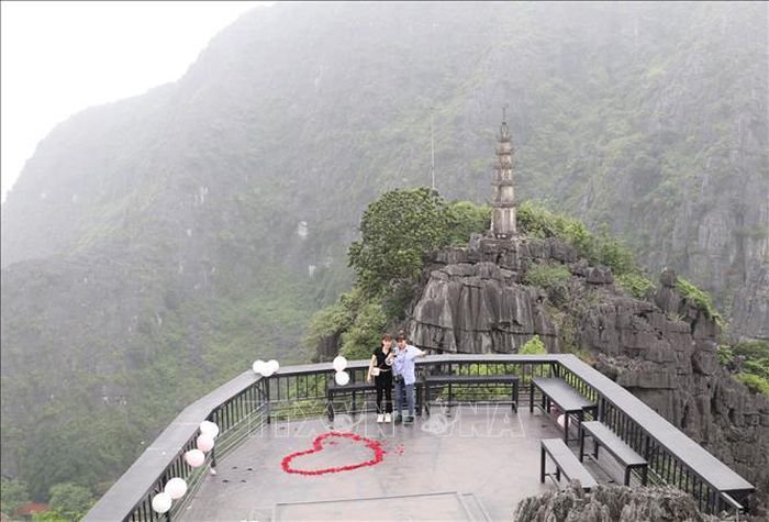 Khám phá vẻ đẹp thiên nhiên hùng vĩ của hang Múa - Hình 2