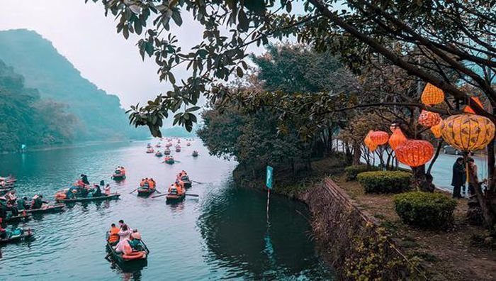 Trải nghiệm hơn 1 giờ ngồi thuyền, vãn cảnh đôi bờ tại danh thắng Tràng An - Hình 3