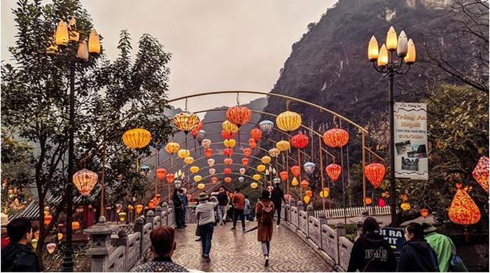 Trải nghiệm hơn 1 giờ ngồi thuyền, vãn cảnh đôi bờ tại danh thắng Tràng An - Hình 14