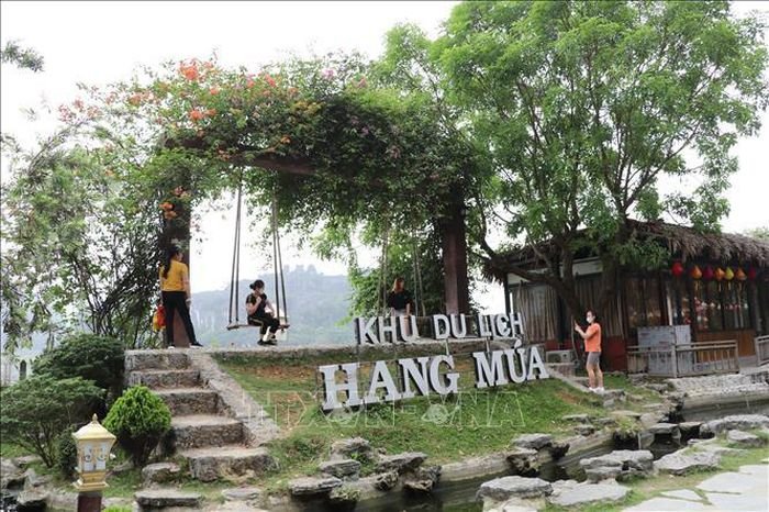 Khám phá vẻ đẹp thiên nhiên hùng vĩ của hang Múa - Hình 4