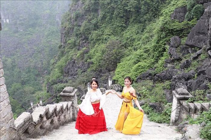 Khám phá vẻ đẹp thiên nhiên hùng vĩ của hang Múa - Hình 7