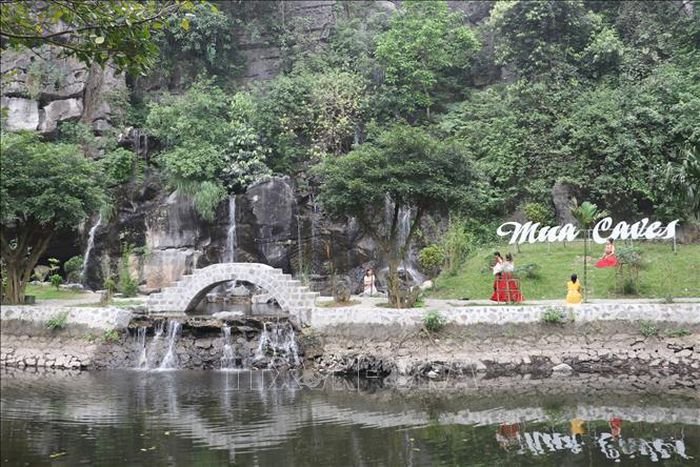 Khám phá vẻ đẹp thiên nhiên hùng vĩ của hang Múa - Hình 8