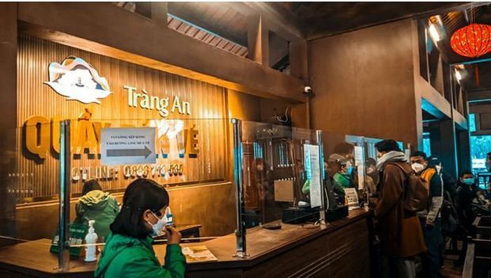 Trải nghiệm hơn 1 giờ ngồi thuyền, vãn cảnh đôi bờ tại danh thắng Tràng An - Hình 1