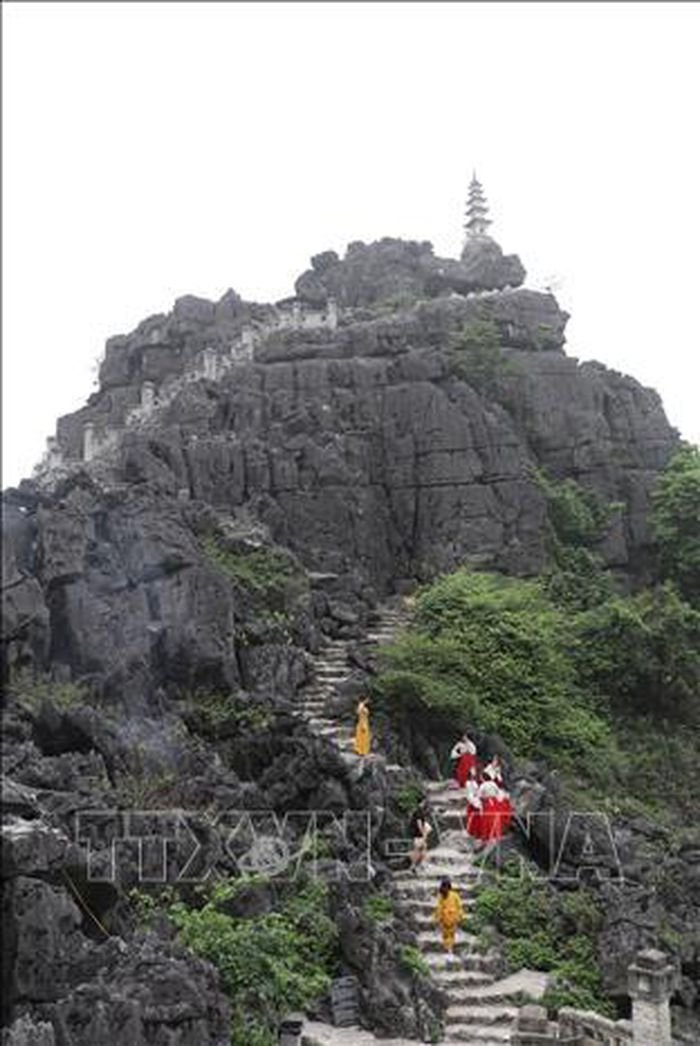 Khám phá vẻ đẹp thiên nhiên hùng vĩ của hang Múa - Hình 1