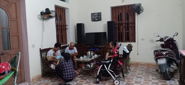  Lấy chồng gần nên ông bà nội ngoại tới chơi thường xuyên. (Ảnh: FBNV)