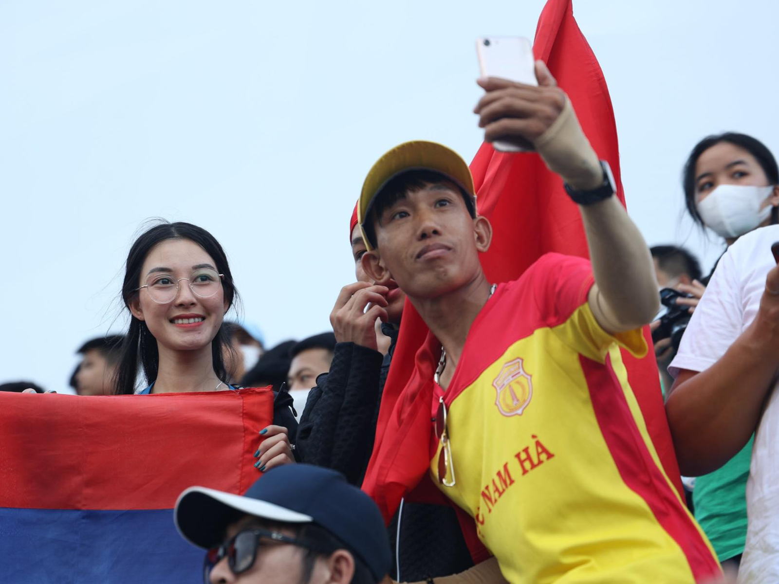Á hậu Lào thân thiện, hòa mình vào hàng vạn cổ động viên trên sân Thiên Trường - ảnh 3