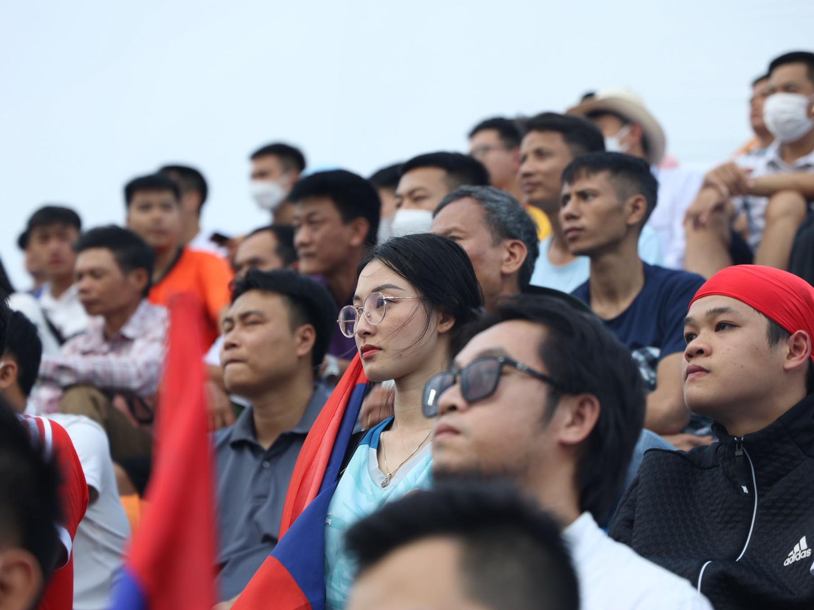 Á hậu Lào thân thiện, hòa mình vào hàng vạn cổ động viên trên sân Thiên Trường - ảnh 4