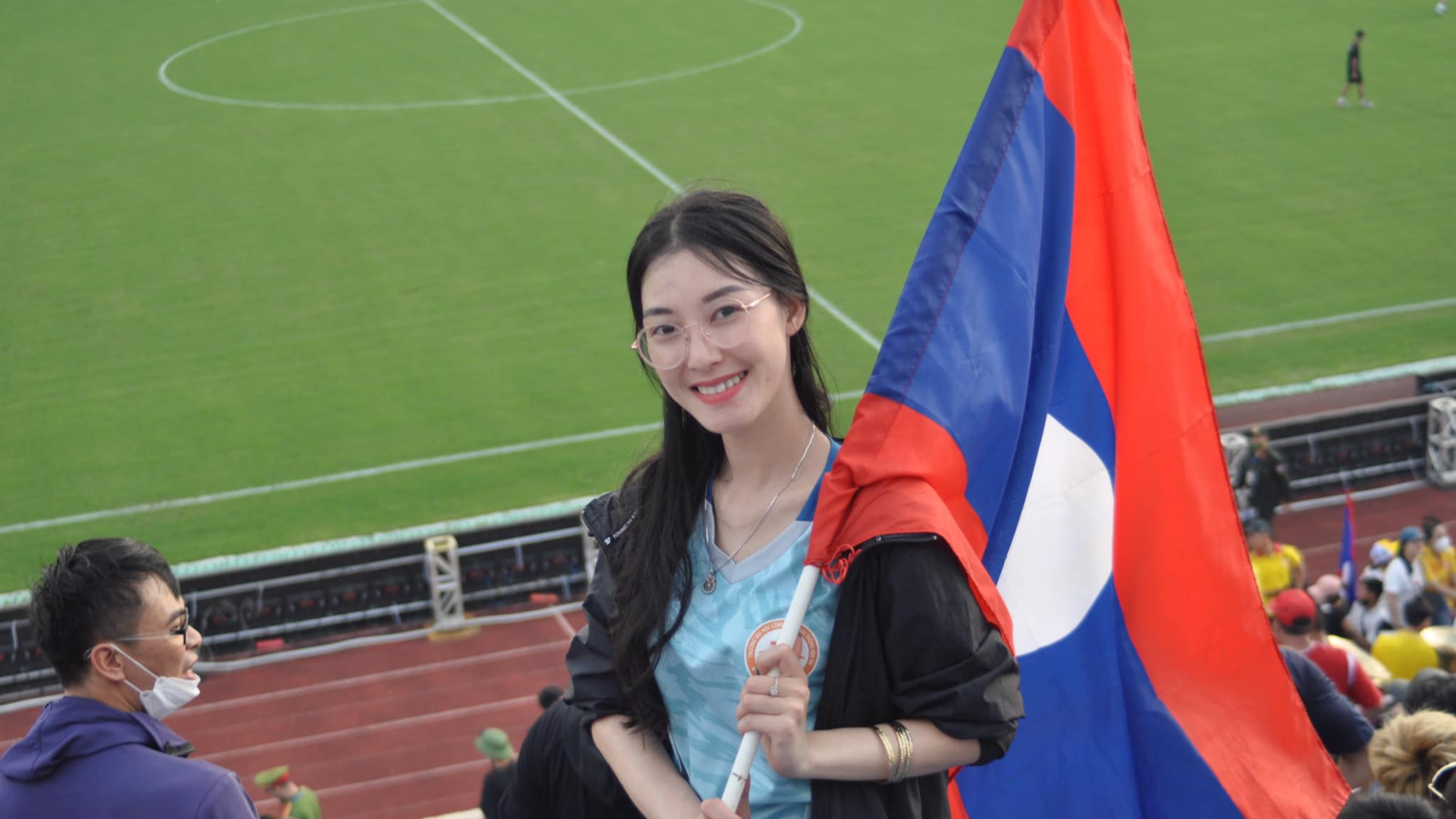 Á hậu Lào thân thiện, hòa mình vào hàng vạn cổ động viên trên sân Thiên Trường - ảnh 1