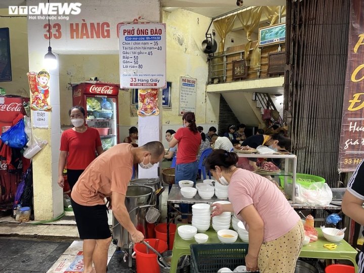 Chỉ mở buổi sáng, quán phở 70 tuổi vẫn bán hết veo hơn 300 bát - 2