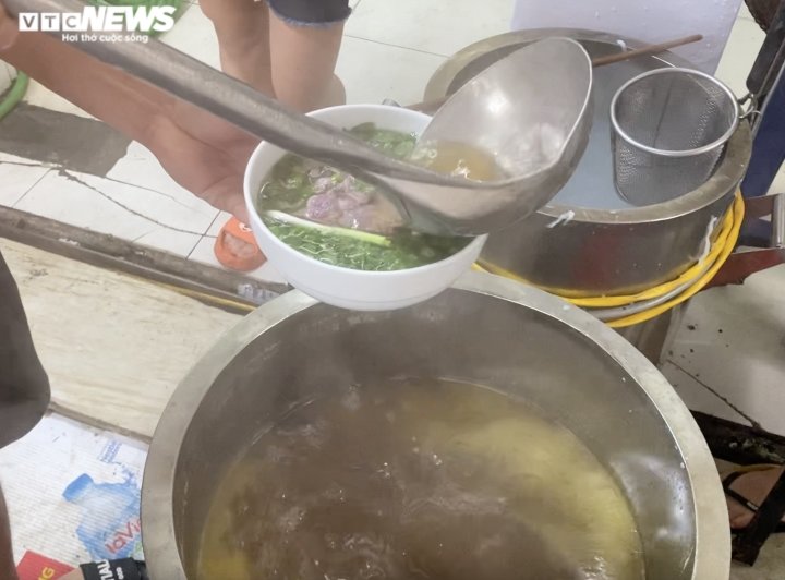 Chỉ mở buổi sáng, quán phở 70 tuổi vẫn bán hết veo hơn 300 bát - 4