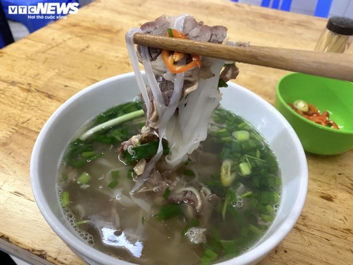 Chỉ mở buổi sáng, quán phở 70 tuổi vẫn bán hết veo hơn 300 bát - 7