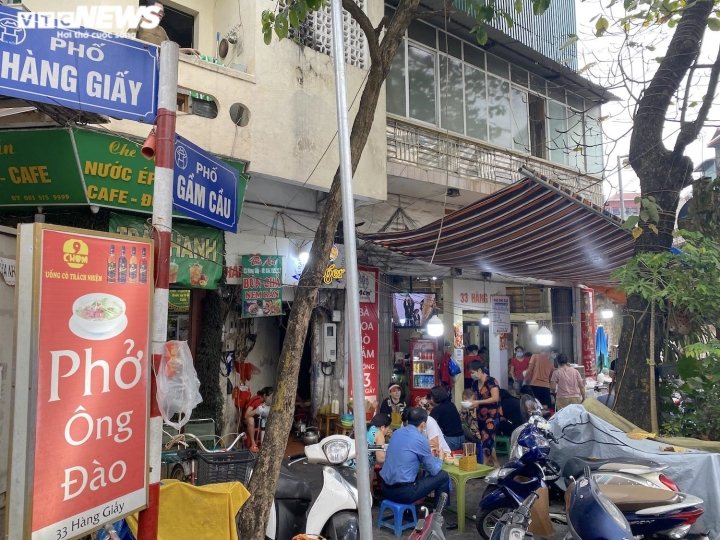 Chỉ mở buổi sáng, quán phở 70 tuổi vẫn bán hết veo hơn 300 bát - 1
