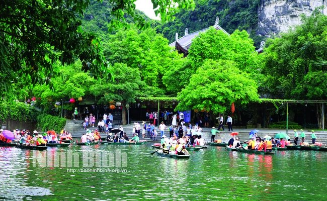Ninh Bình: Kỳ vọng từ sự &quot;bùng nổ&quot; của hoạt động du lịch - Ảnh 1.