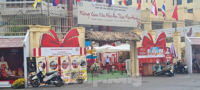 Sân Thiên Trường thết ‘tiệc’ bóng đá trong sân, tiệc ẩm thực ngoài sân ảnh 21