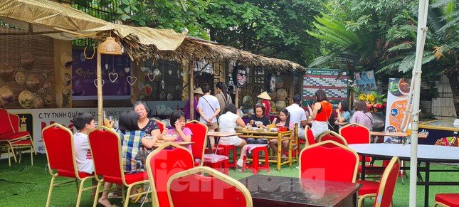 Sân Thiên Trường thết ‘tiệc’ bóng đá trong sân, tiệc ẩm thực ngoài sân ảnh 24
