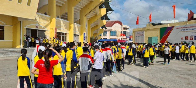 Sân Thiên Trường thết ‘tiệc’ bóng đá trong sân, tiệc ẩm thực ngoài sân ảnh 8