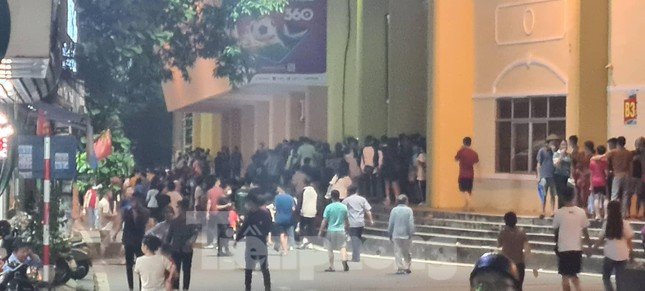 Sân Thiên Trường thết ‘tiệc’ bóng đá trong sân, tiệc ẩm thực ngoài sân ảnh 13