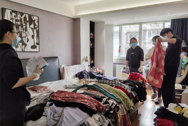 Nghề lạ mới xuất hiện ở Việt Nam: Không tên nhưng việc nhẹ, lương cao ngất ngưởng - Ảnh 1. Công việc gấp quần áo không hề đơn giản, nó đòi hỏi người làm phải có sự chuyên nghiệp.