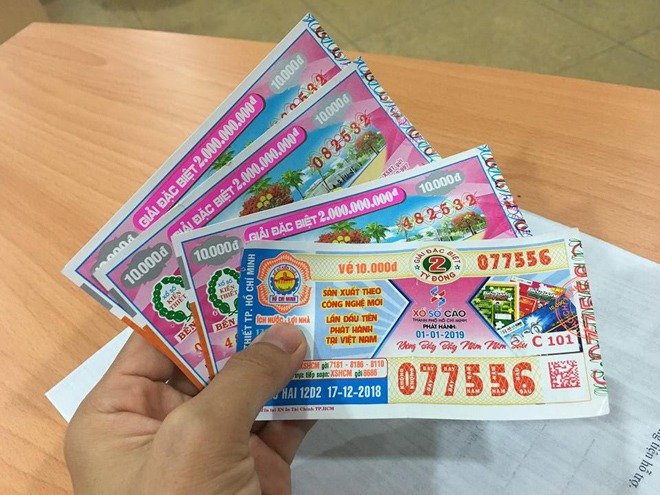Ông lão bán vé số trúng độc đắc, bỗng dưng có 2.7 tỷ đồng và cái kết về quê chăn vịt - 1