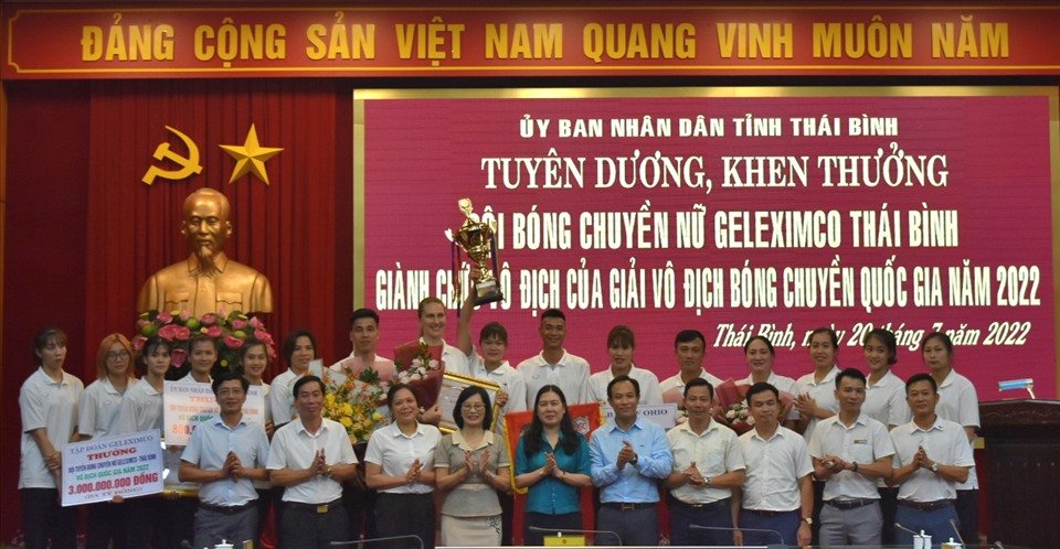 Đội bóng chuyền nữ Geleximco Thái Bình được trao thưởng gần 4 tỉ đồng