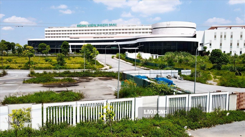 Sau gần 2 năm chậm tiến độ, đến tháng 10.2018, Bệnh viện Bạch Mai chính thức khánh thành phòng khám bệnh đa khoa. Thế nhưng đến tháng 3.2019, phòng khám này mới chính thức đón tiếp bệnh nhân vào khám chữa bệnh.