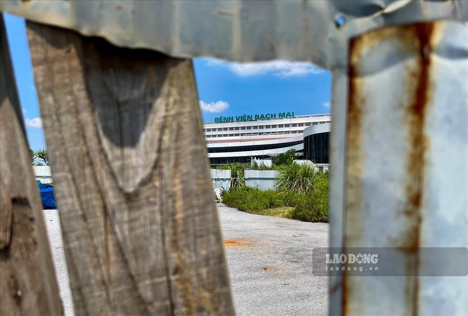 Tuy nhiên, thời gian đó bệnh viện mới hoàn thiện giai đoạn 1 nên chỉ đảm bảo được chức năng khám ngoại trú và cấp cứu ban đầu. Theo phản ánh của người dân, bệnh nhân chỉ đến khám những bệnh thông thường, được chỉ định lấy thuốc và không được điều trị.