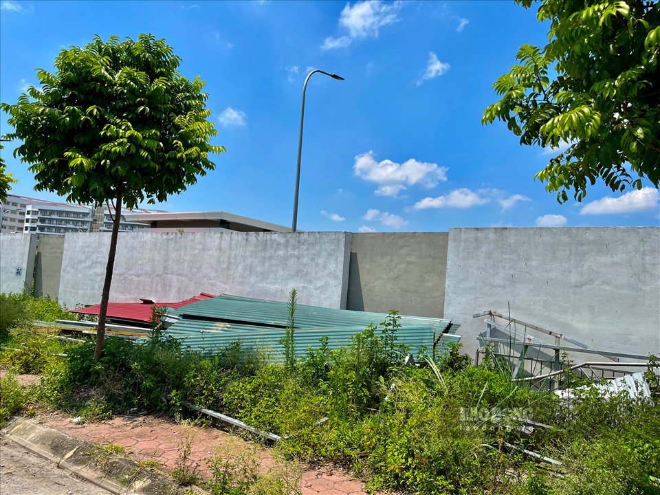 Vật liệu xây dựng, phế thải chất thành nhiều đống bên trong khu vực Bệnh viện Bạch Mai cơ sở 2.