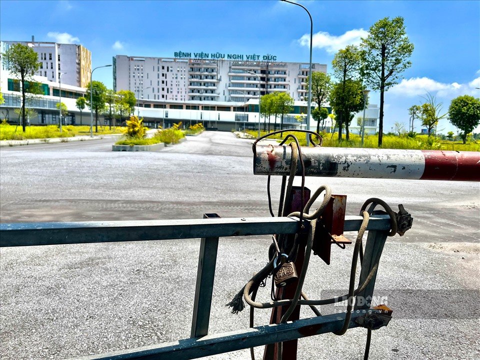 Trước đó, khu khám bệnh thuộc Bệnh viện Hữu nghị Việt Đức cơ sở 2 đã chính thức được khánh thành vào tháng 10.2018. Thế nhưng chỉ tạm dừng ở “cắt băng” mà chưa từng tiếp nhận bệnh nhân.