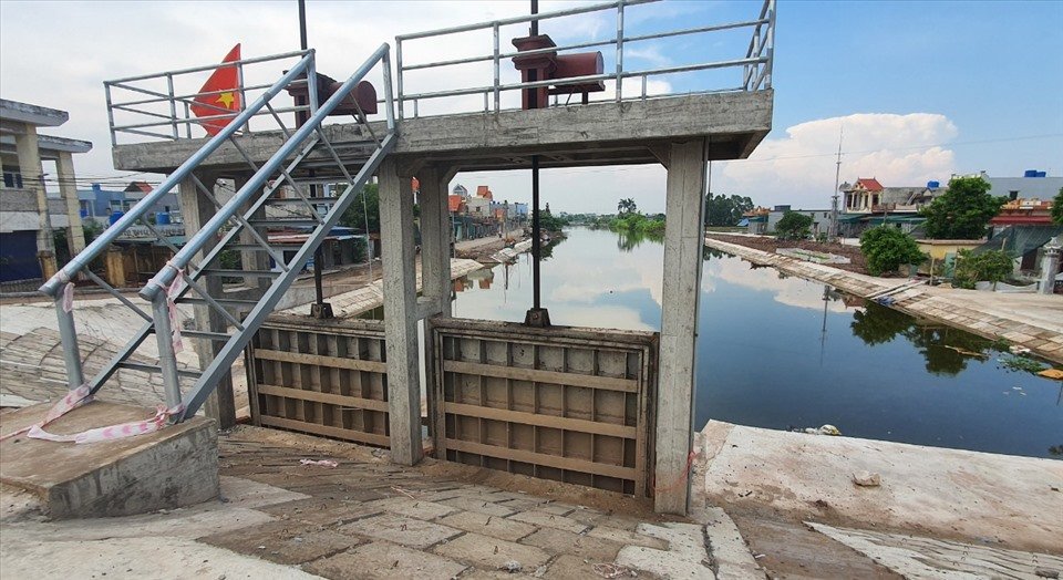 Cống Bồng He hiện vẫn đang trong giai đoạn thi công dự án xử lý cấp bách, chưa được đại diện chủ đầu tư là Ban QLDA Đầu tư xây dựng các công trình NNPT&NT tỉnh Thái Bình bàn giao chính thức mà mới chỉ bàn giao tạm thời cho Xí nghiệp thuỷ nông quản lý, vận hành. Ảnh: T.D