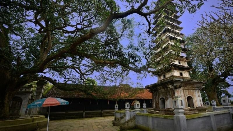 Tháp Phổ Minh với khung cảnh cổ kính