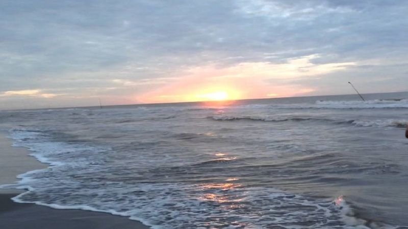 Bãi biển Thịnh Long với bờ cát trắng và làn nước trong xanh