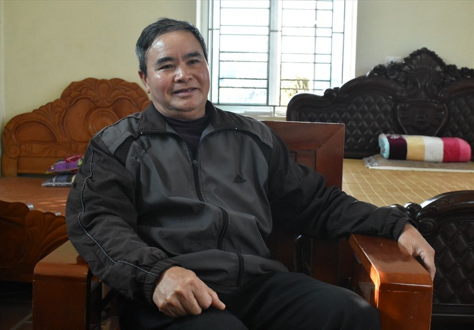 Ông Trần Phi Công - Chủ vườn địa lan Hoàng Vũ Thành Công trao đổi, chia sẻ với phóng viên Báo Lao Động. Ảnh: T.D