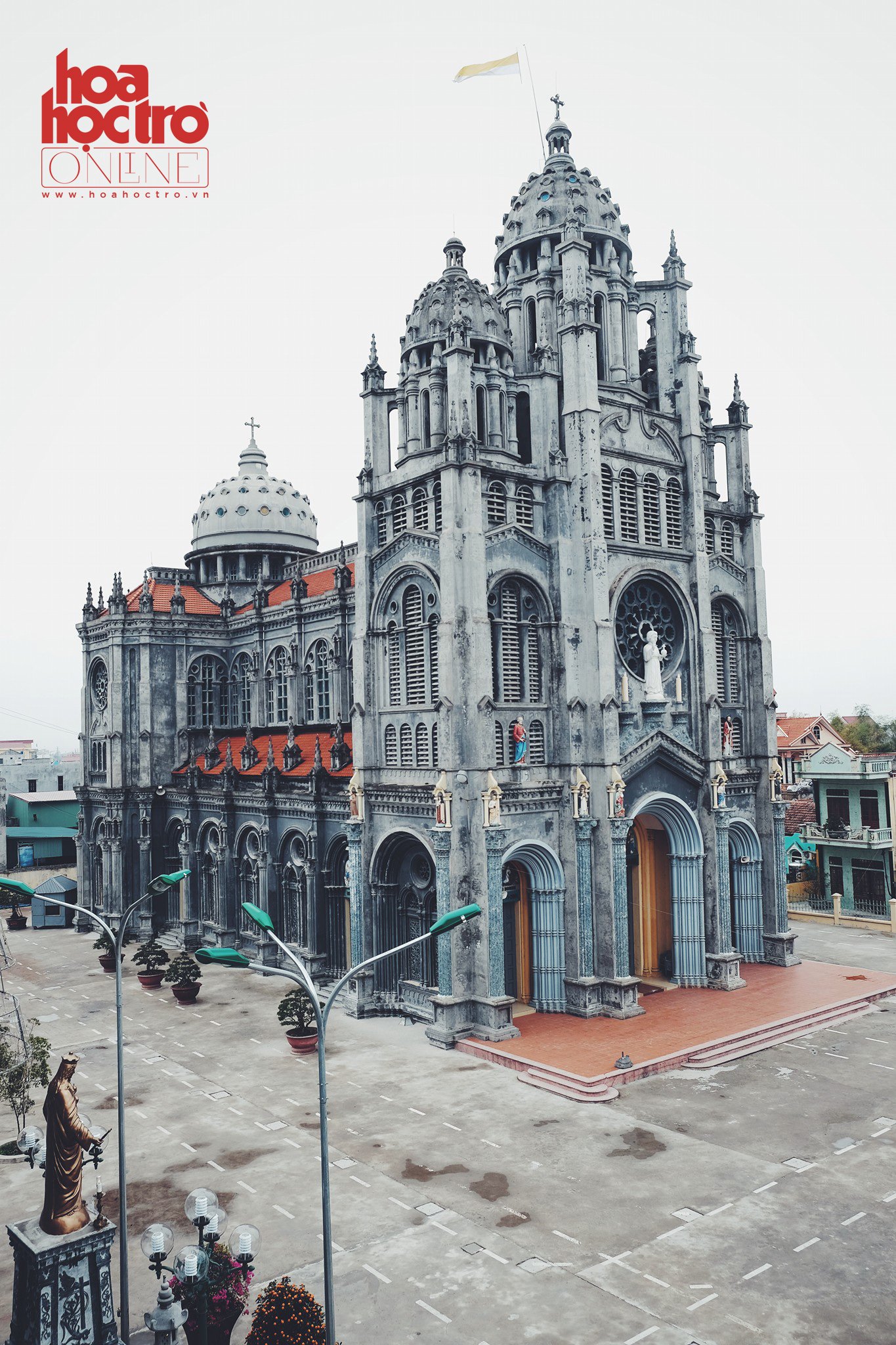 Nhìn từ xa, nhà thờ nổi bần bật với kiến trúc cầu kỳ và đồ sộ.