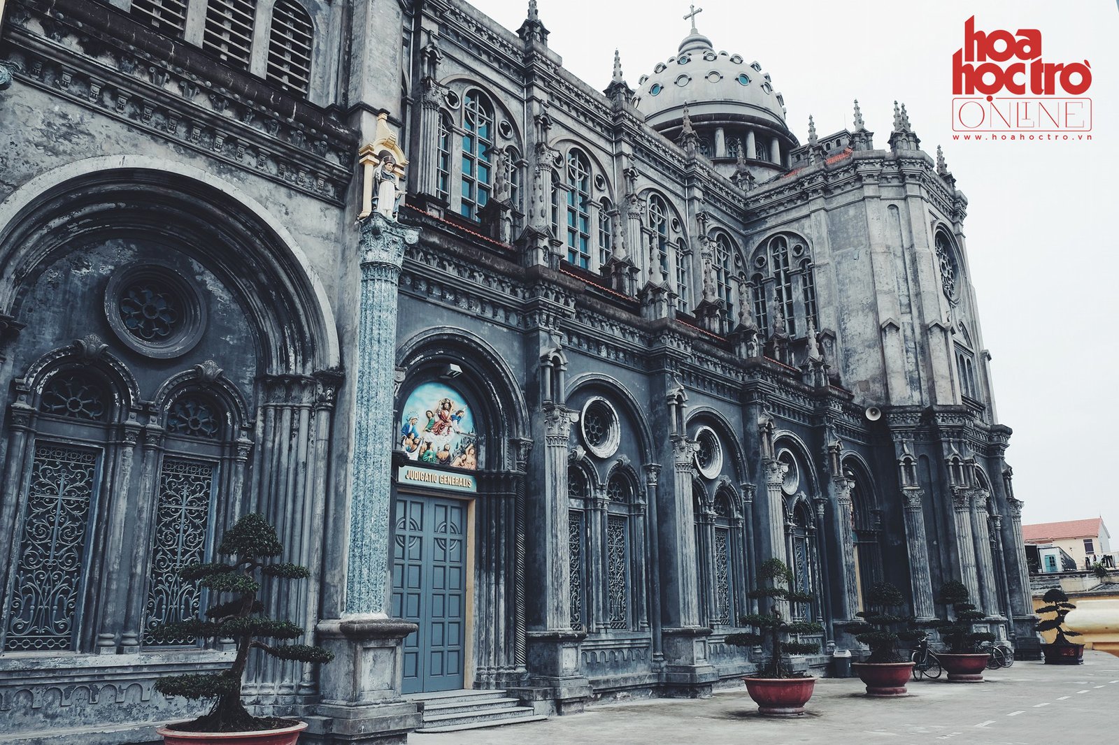 Ở đây có những bức tranh trang trí đắp nổi nói về các điển tích trong Kinh thánh rất đẹp và tự nhiên.