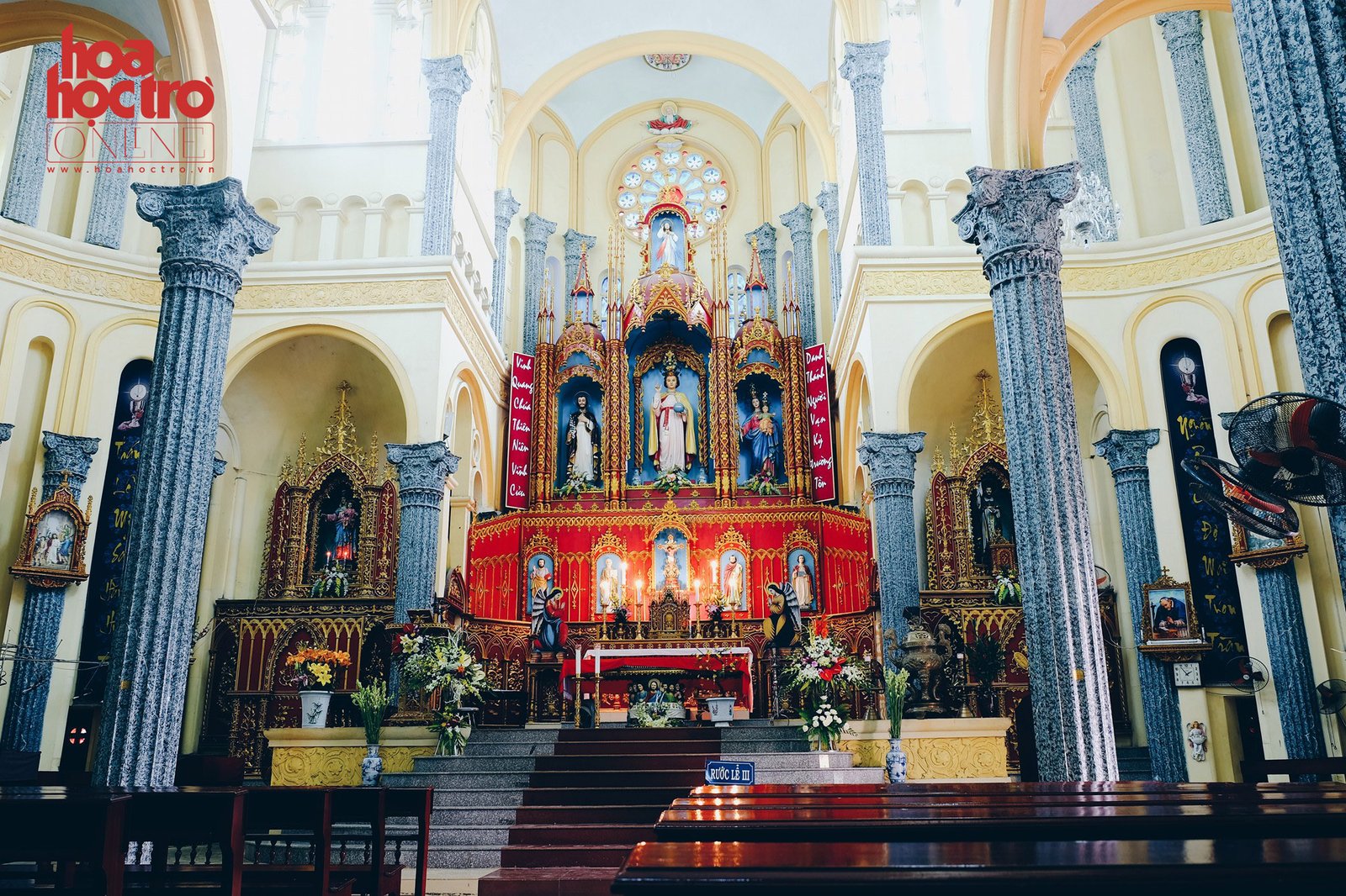 Bên trong nhà thờ cũng mang đậm vẻ nguy nga, tráng lệ.