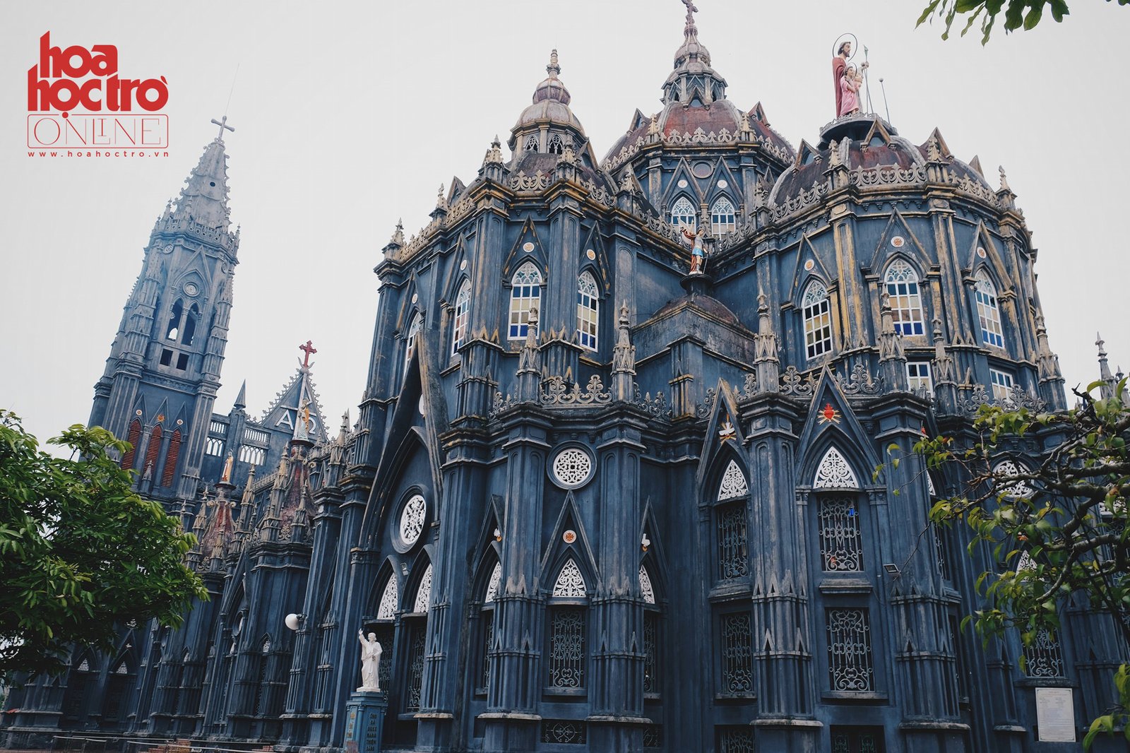 Nếu bạn đến đây vào một buổi chiều sương mù lạnh giá thì chắc chắn bạn sẽ tưởng mình đang lạc vào một lâu đài trong truyện cổ tích đấy!